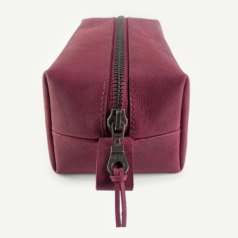 Ledertäschchen und Mäppchen Eine kleine dunkelrote Ledertasche