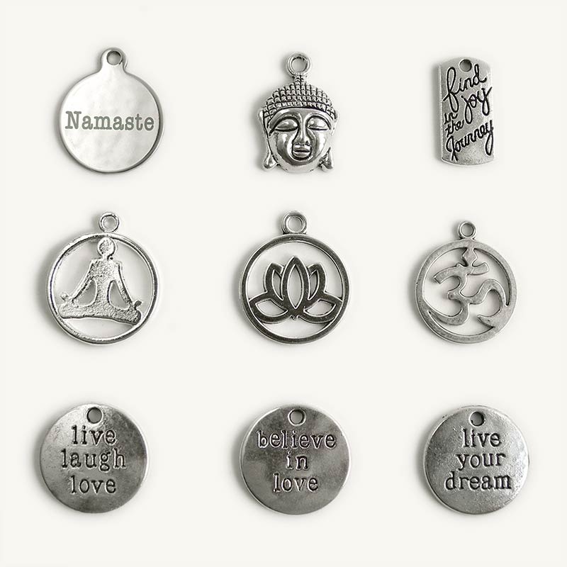 Kleine Schmuckanhänger aus Metall mit spirituellen Symbolen
