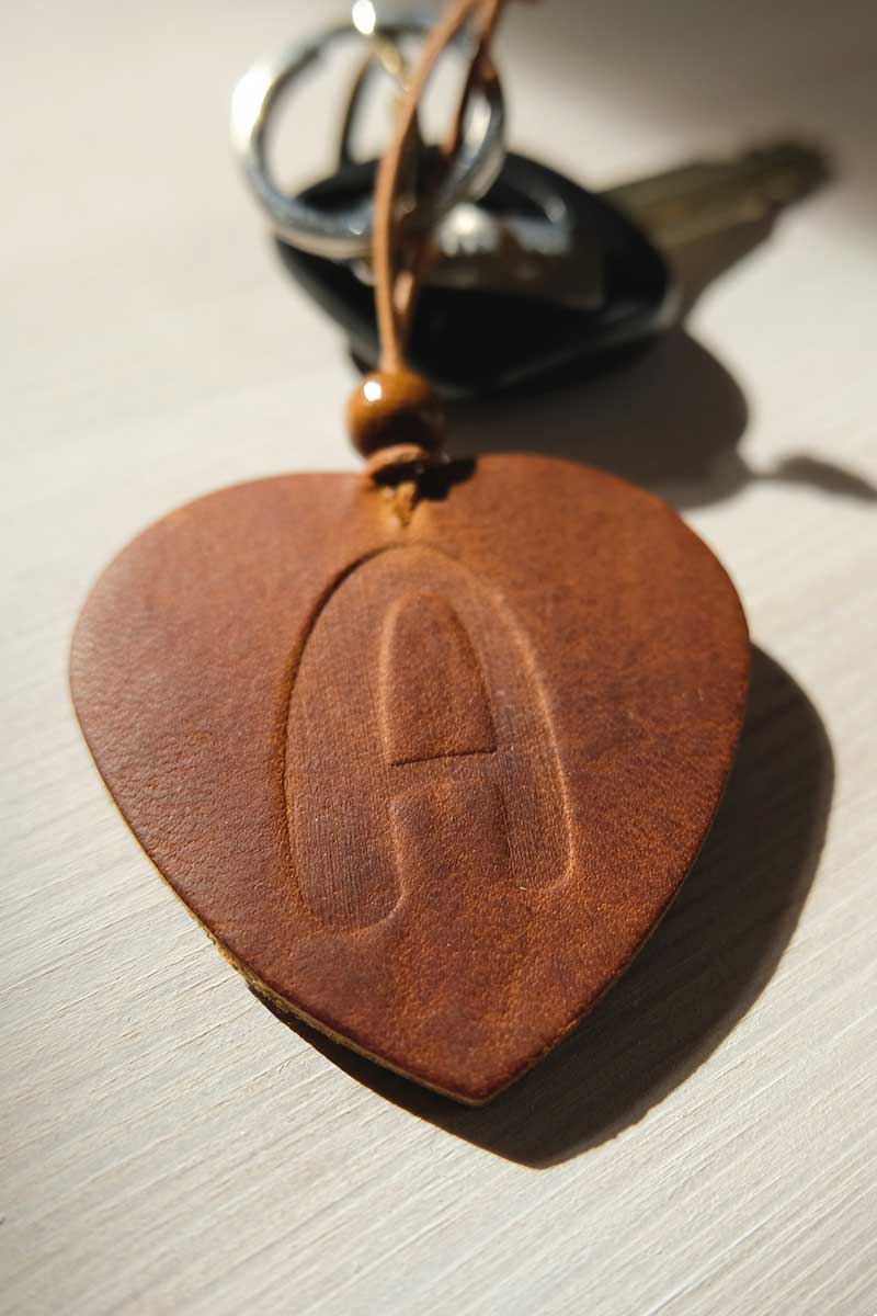 Mit einem Monogramm verzierter herzförmiger Schlüsselanhänger