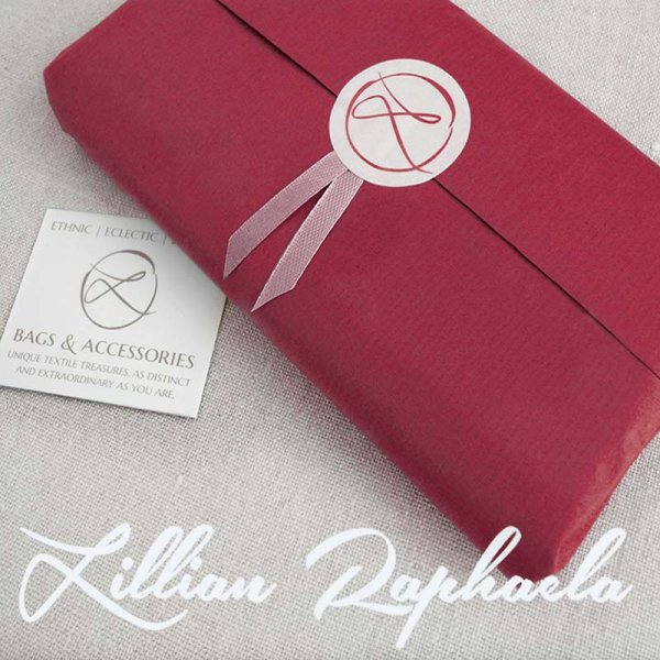 Wrapping Option: Kraft Paper, Color 03 = Berry Red