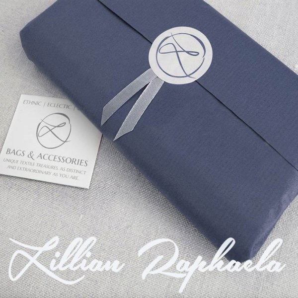 Wrapping Option: Kraft Paper, Color 09 = Indigo Blue