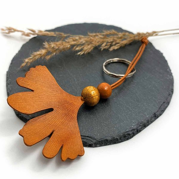 Preview: Ginkgo leaf in a reddish shade of amber