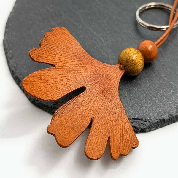 Preview: Ginkgo leaf in a reddish shade of amber