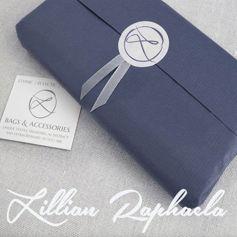 Wrapping Option: Kraft Paper, Color 09 = Indigo Blue