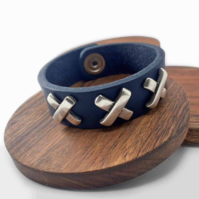 Custom-sized leather bracelet »Amsterdam« with cross-shaped rivets