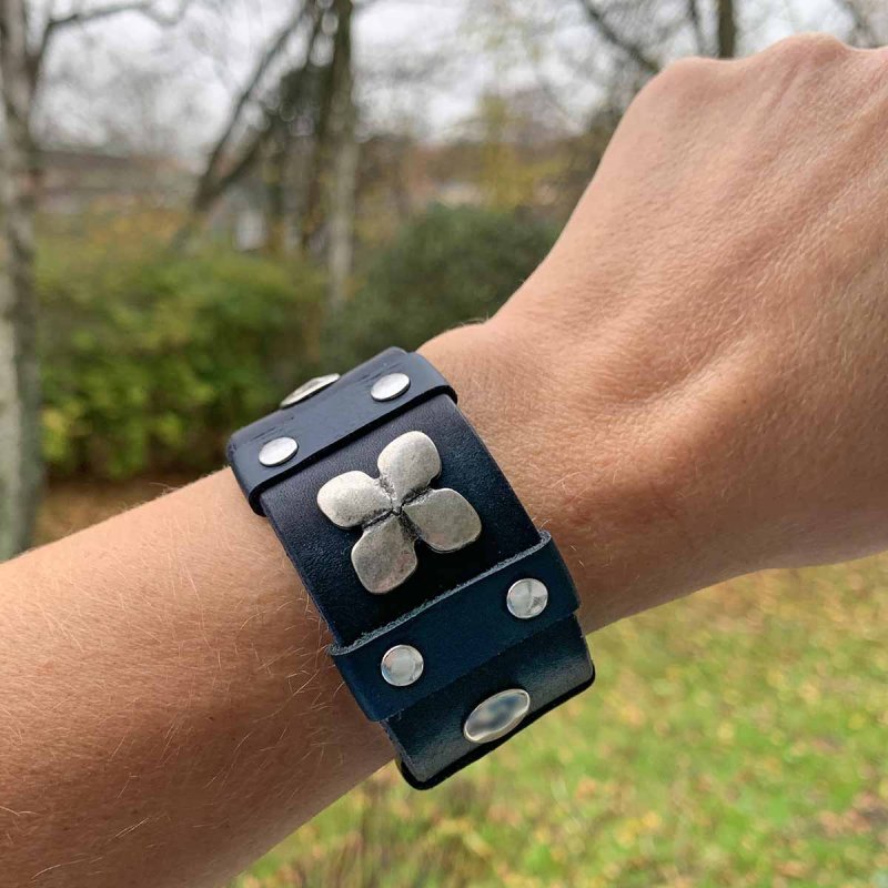 Broad ladies' leather cuff bracelet